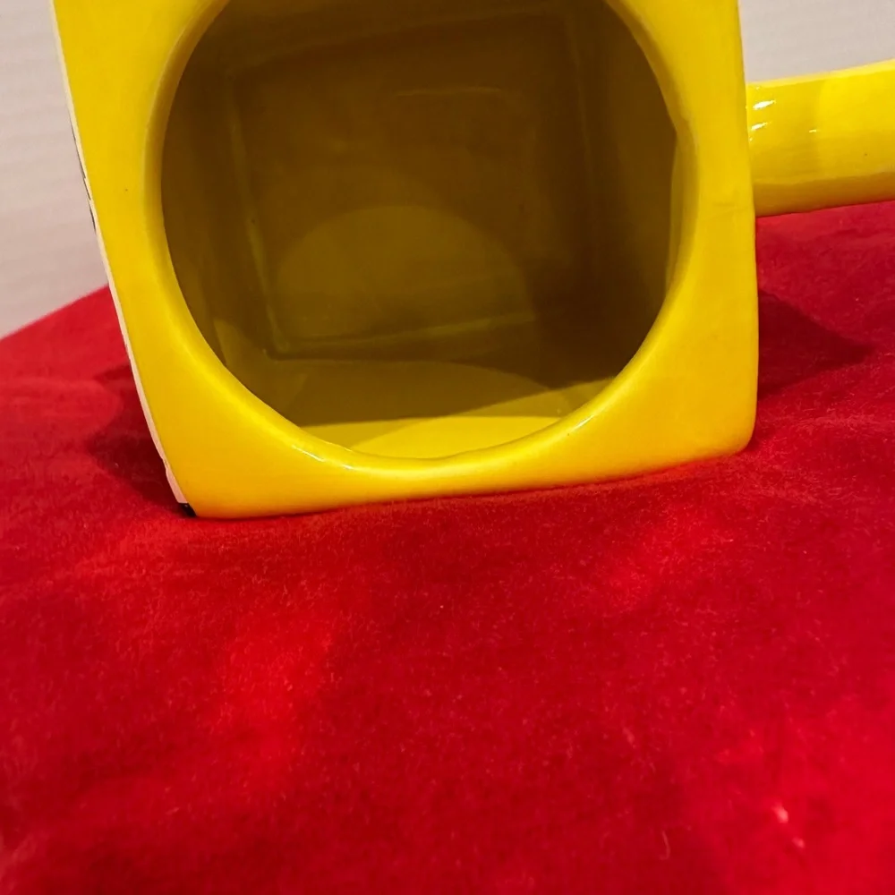 PAC MAN Vintage Video Arcade Game Shaped Ceramic Coffee Mug chipped as shown